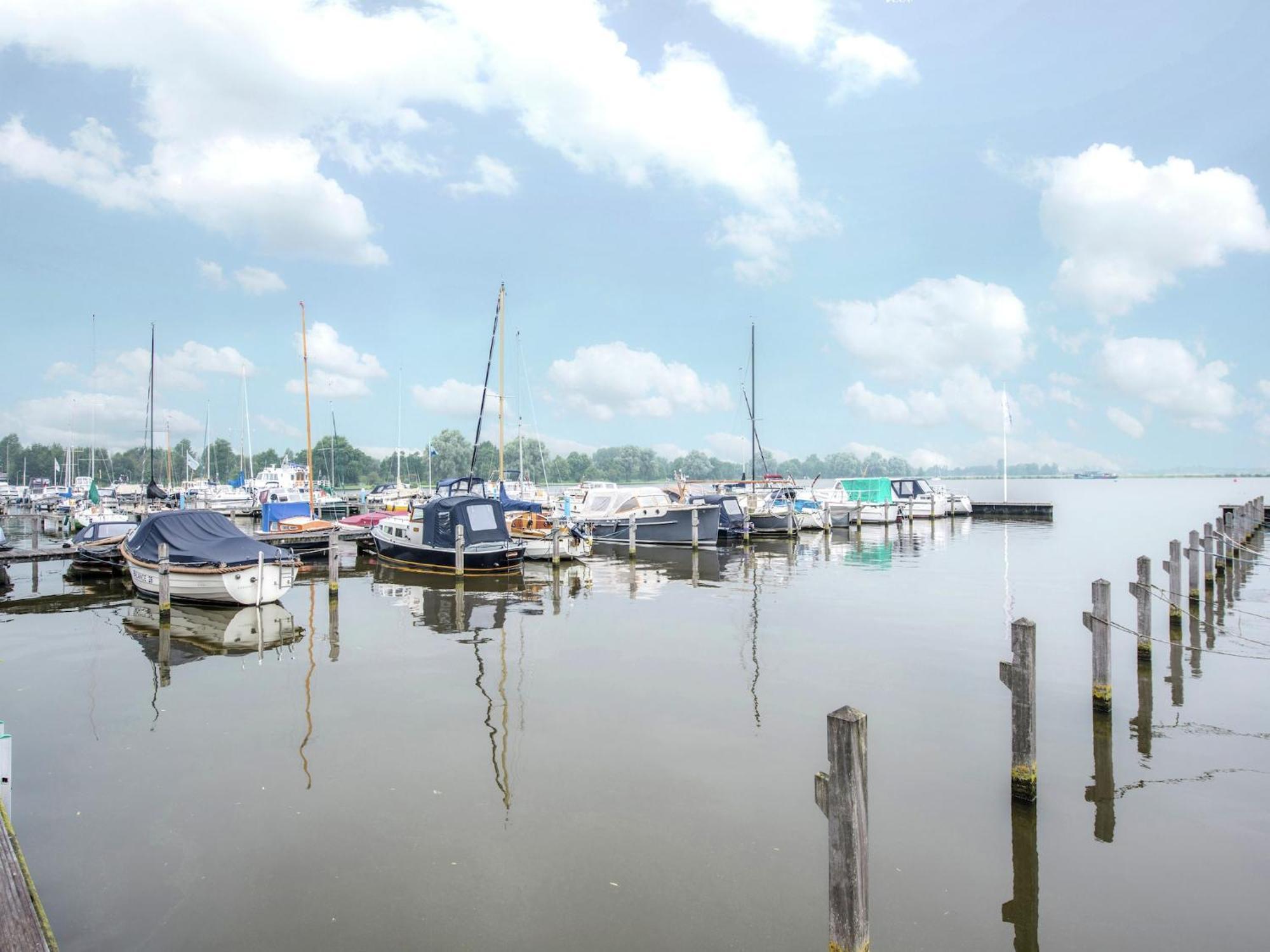 Modern Houseboat With Air Conditioning Located In Marina Botel