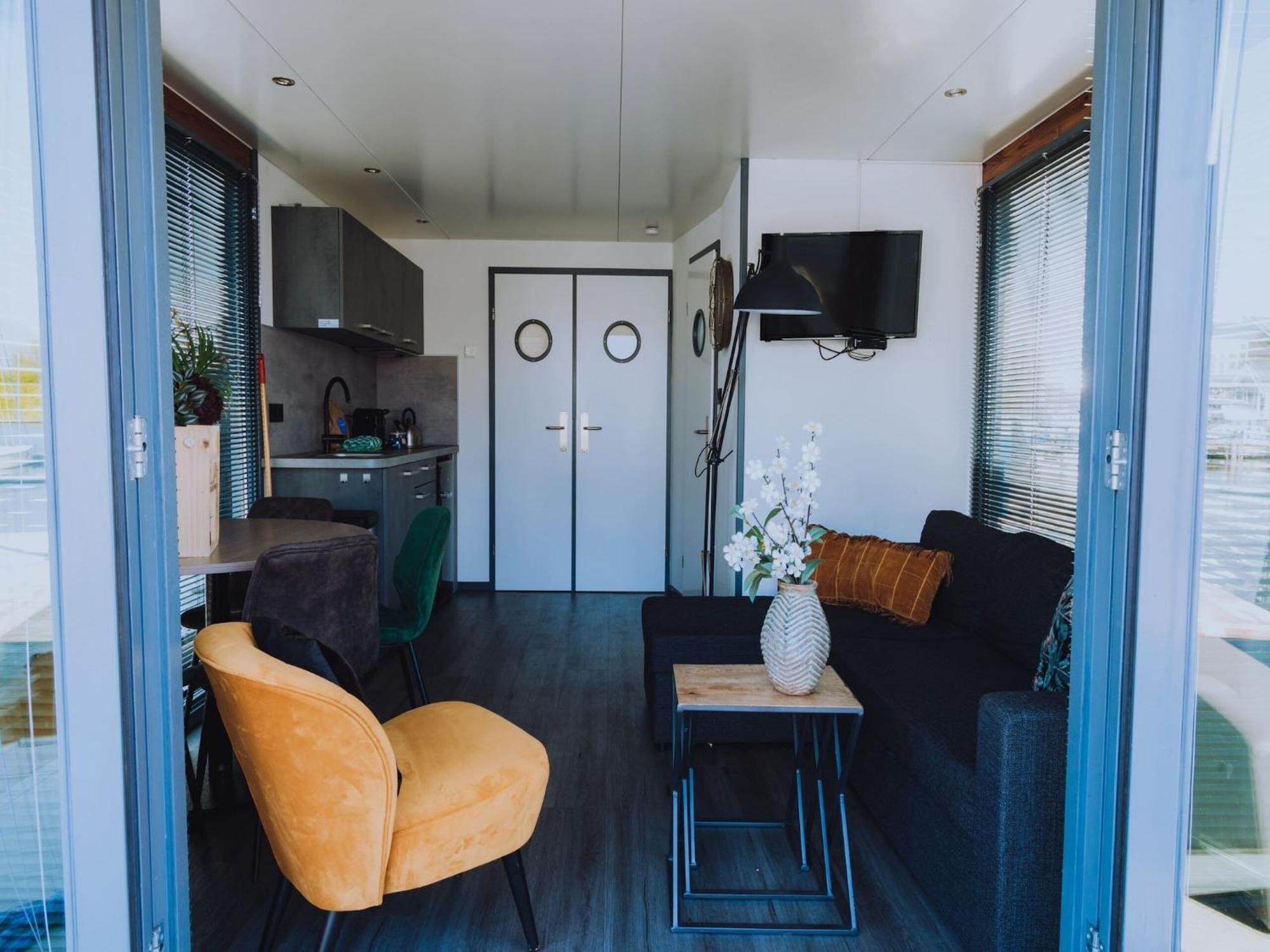 Botel Modern Houseboat With Air Conditioning Located In Marina