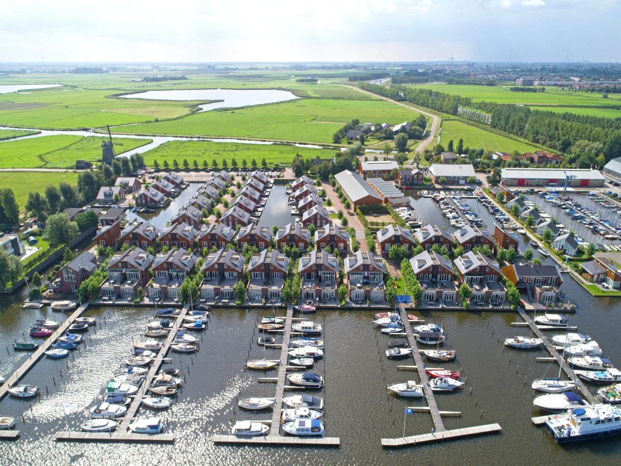 Botel Modern Houseboat With Air Conditioning Located In Marina 3*